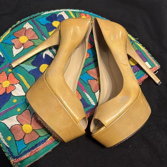 🎉 B Brian Atwood Peep toe beige sexy heels with platform support! - Picture 3 of 6